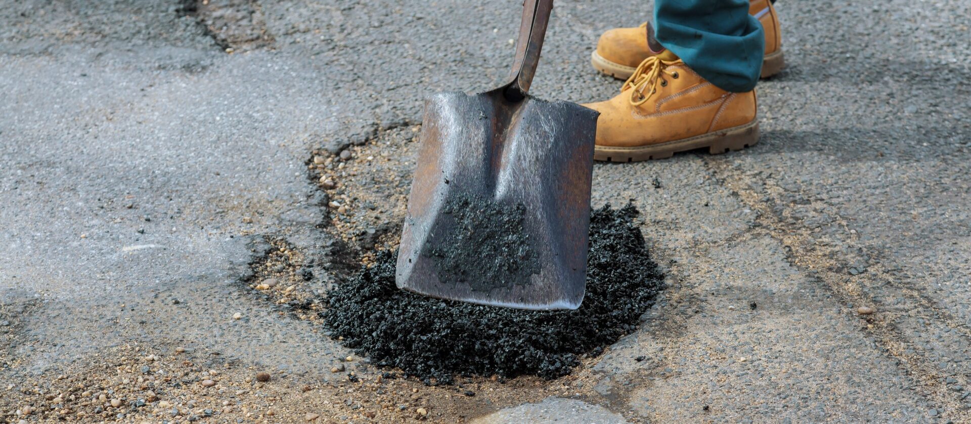 Sealing of asphalt large pits with the asphalt highway
